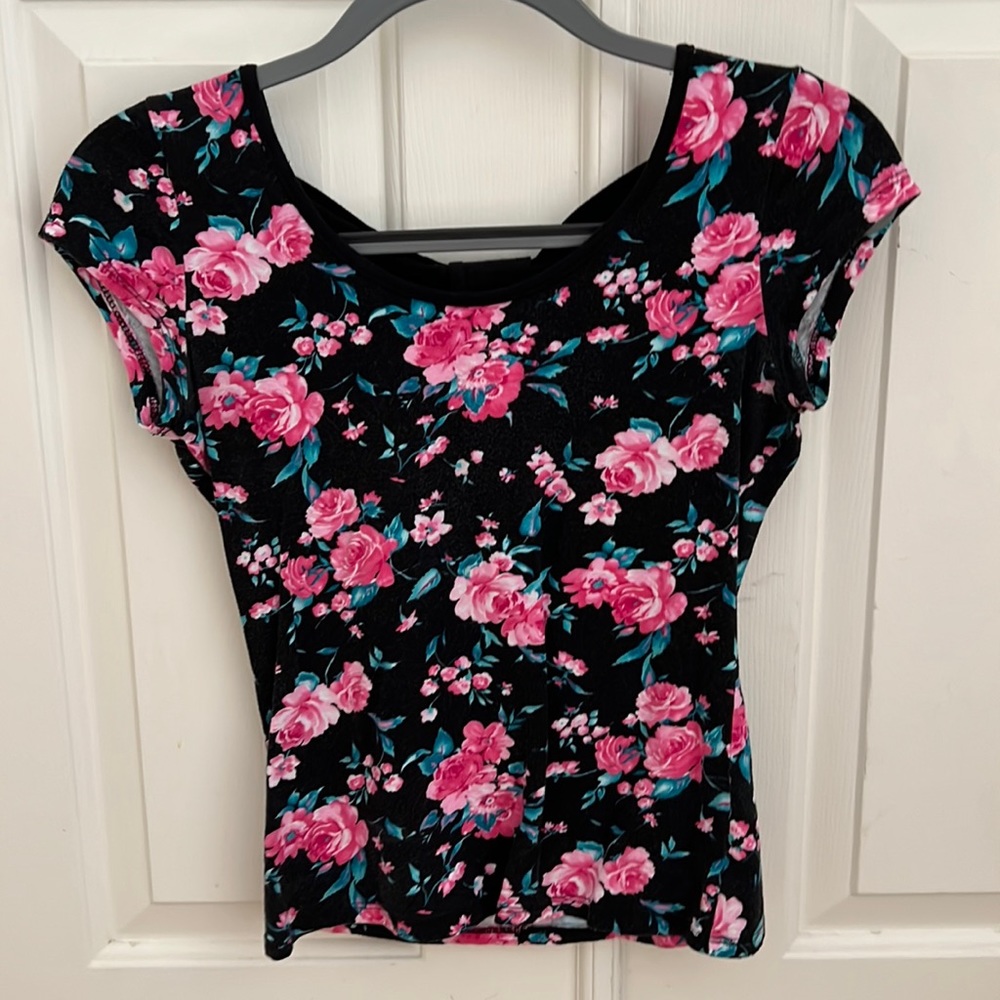 Charlotte Russe Floral Short Sleeve Shirt With Open Bow In Back